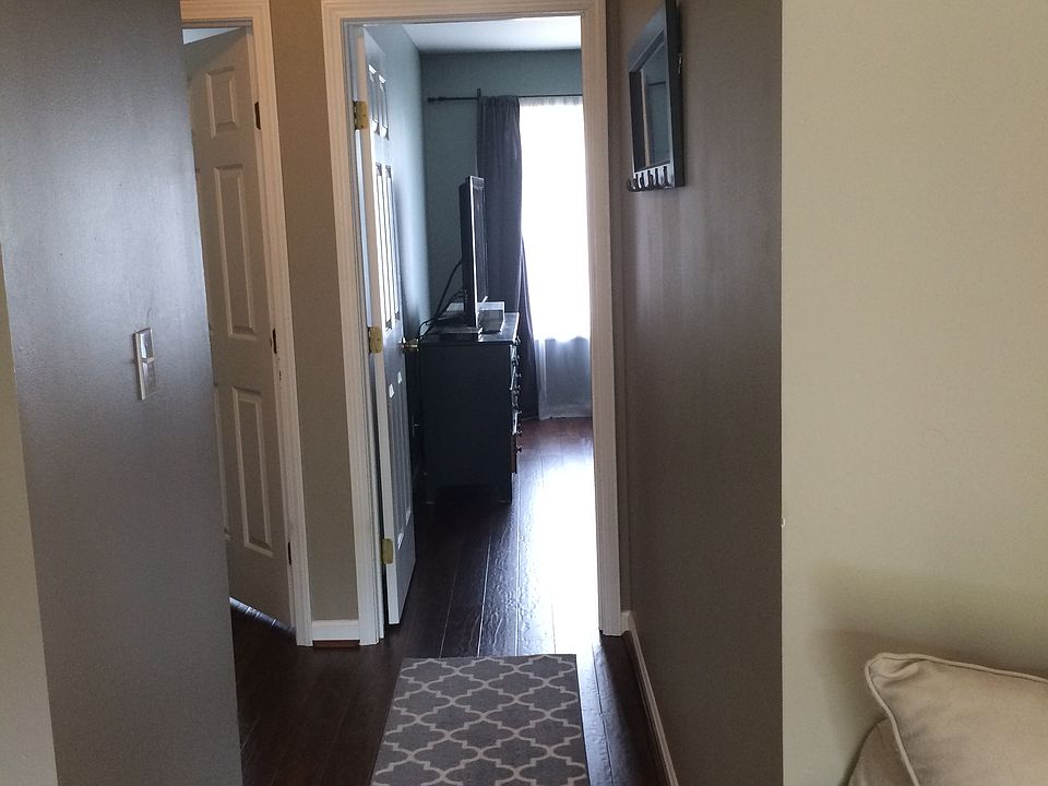 Hall to bedrooms
