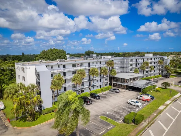 9235 8th St #402, Boca Raton, FL 33428