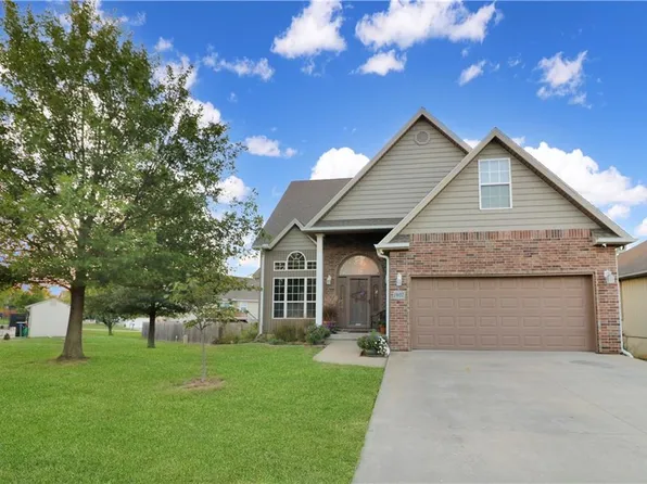 1907 Country Ridge Dr, Warrensburg, MO 64093