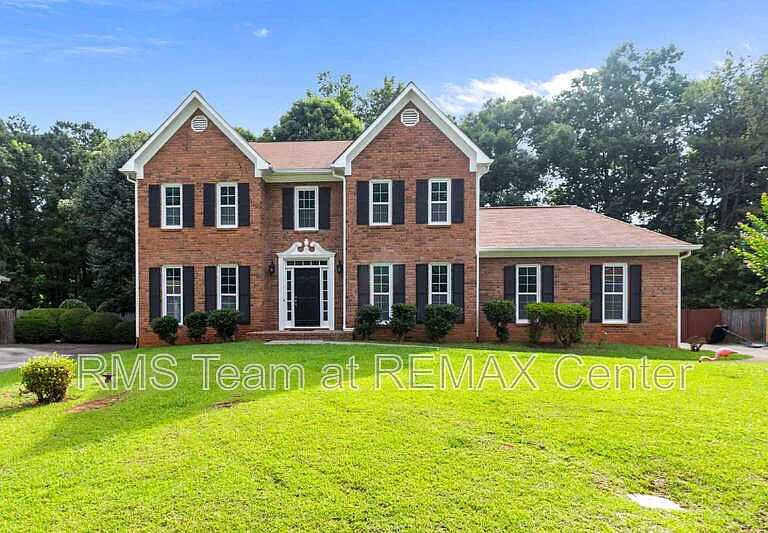 773 Huntington Way NW — Photo 1