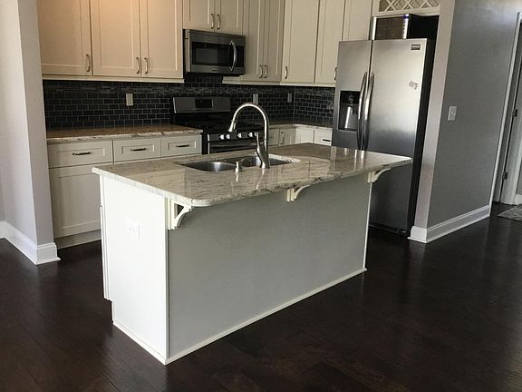 Gallery stainless appliances, quartz countertops, gas range,