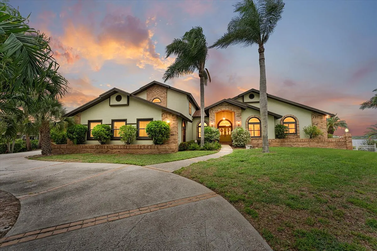 5 bed, 4.5 bath, 6490 sqft, $7,995 — Photo 1
