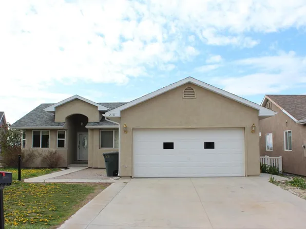 208 E Flying Circle Dr, Gillette, WY 82716