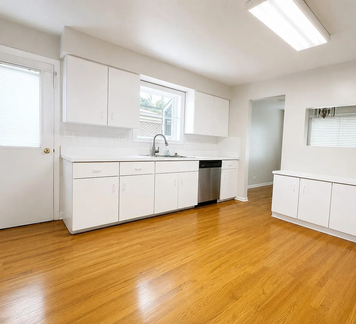 4 bed, 2.5 bath, $3,500 — Photo 2