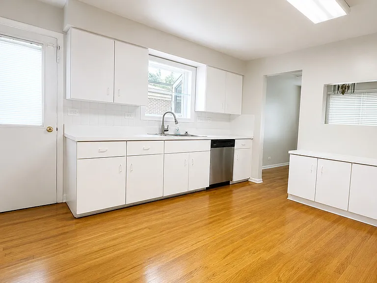 7011 N Hamlin Ave — Photo 2