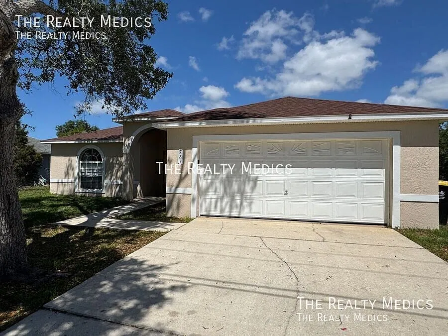 Awesome 4/2 Home - 725 Pelican In Poinciana- Ready To Move In!! — Photo 2
