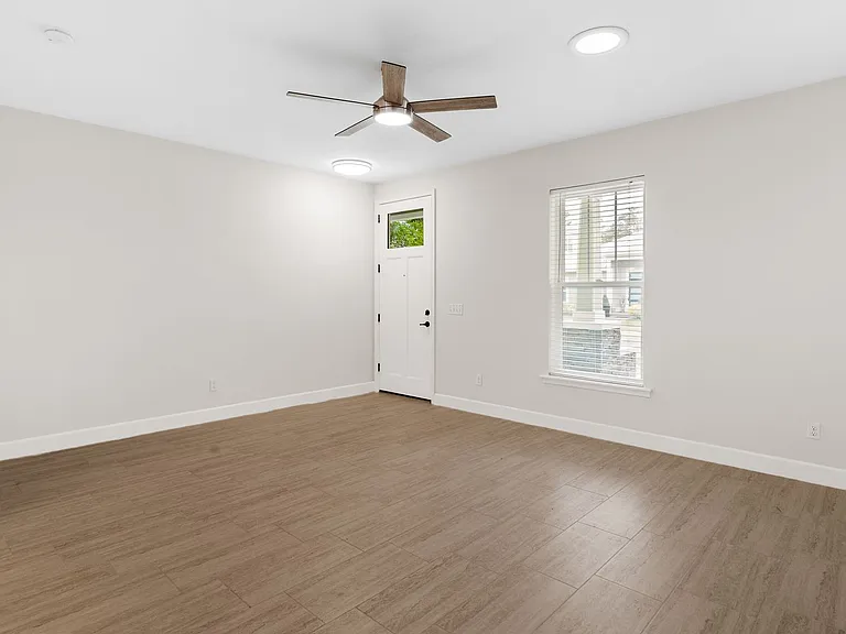 5005 NW 11th Pl — Photo 12