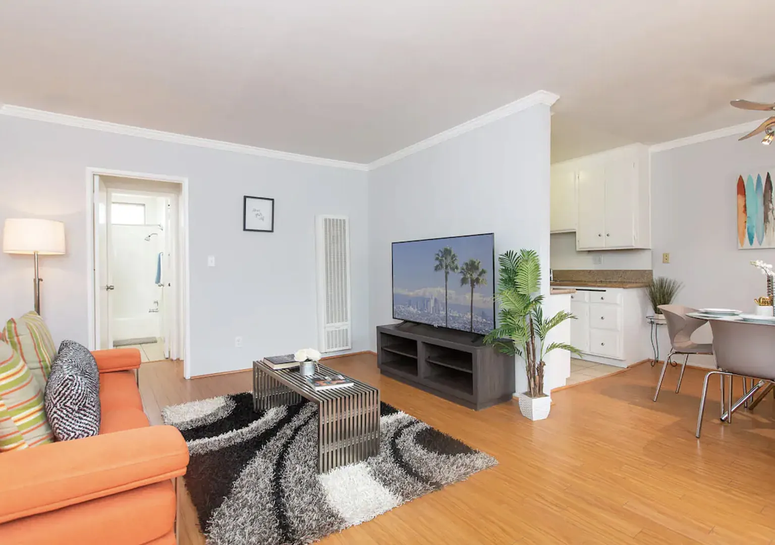Sunny & Trendy 1 Bedroom Flat in West Hollywood — Photo 2