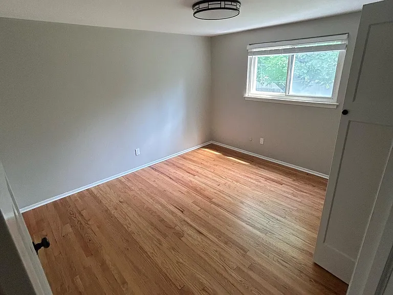 2930 Marshall St — Photo 9