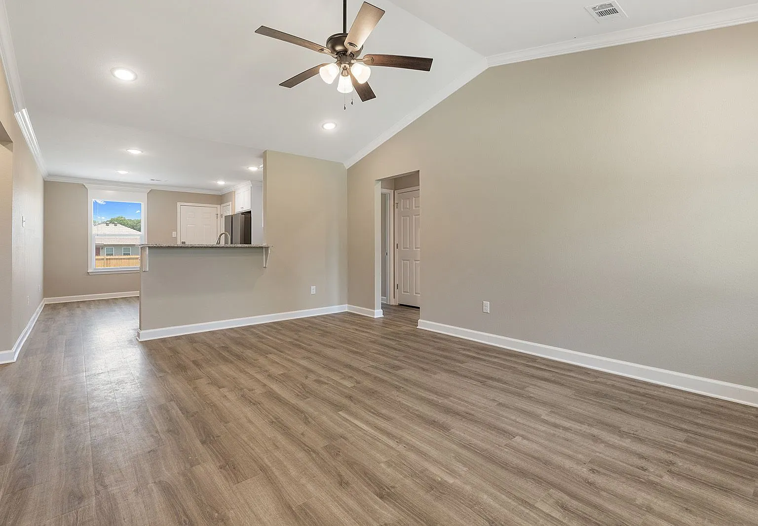 504 Reba Ln — Photo 2