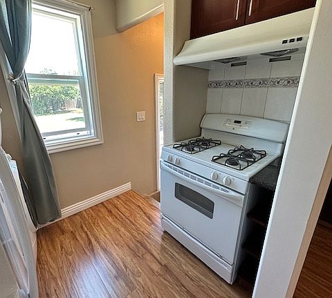 4th image of 182 Waverly St