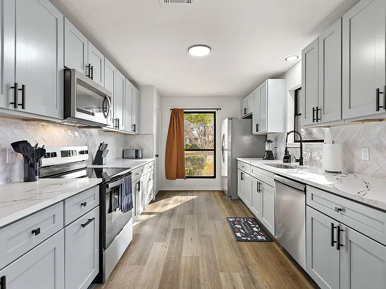 Lynbrook Dr — Photo 9