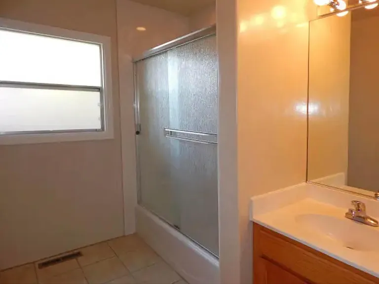 970 W Franklin St — Photo 10