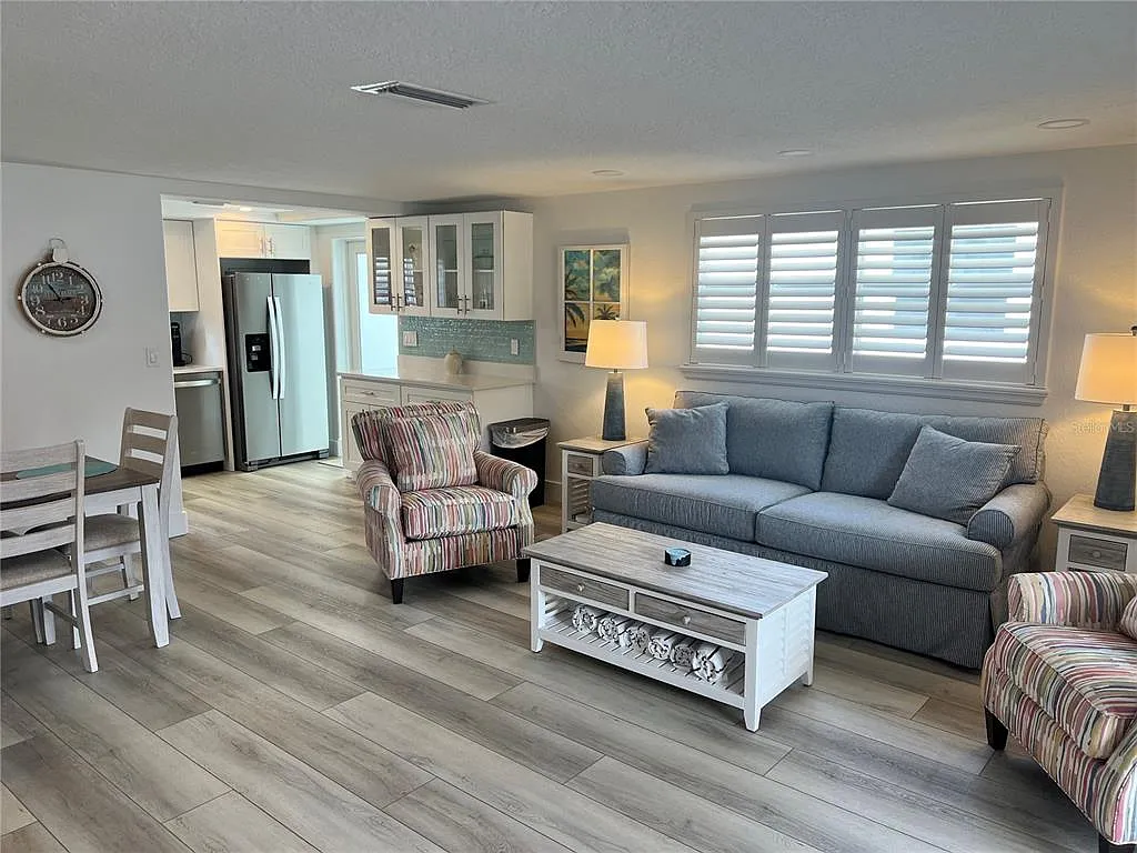 2 bed, 2.0 bath, 1190 sqft, $10,200 — Photo 2