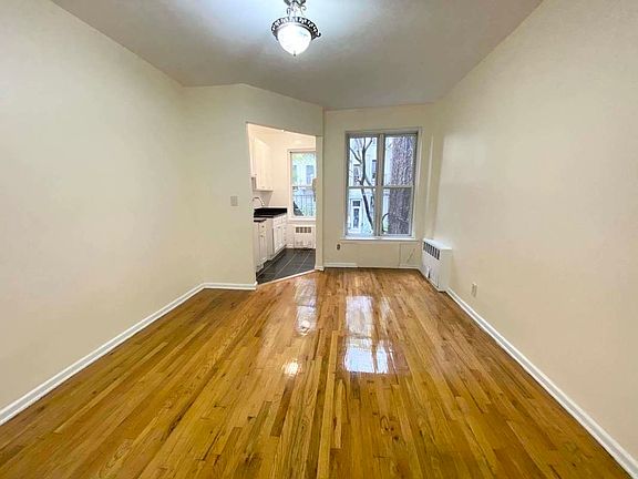 4th image of 240 E 89th St #1C