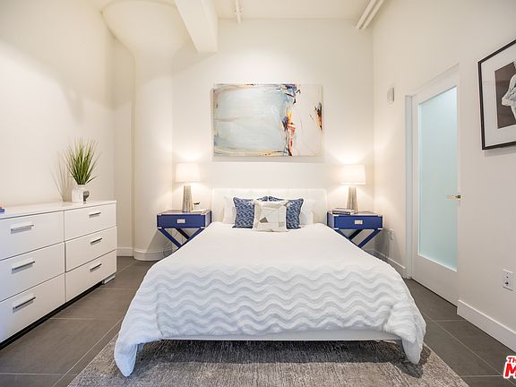 5th image of 939 S Broadway #412