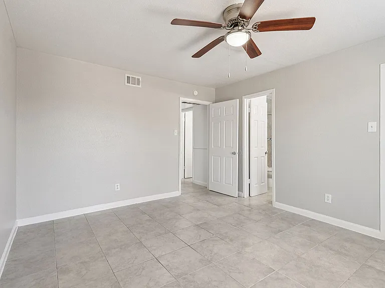 30-web-or-mls-Dumfries Dr Unit 410-S2802-015