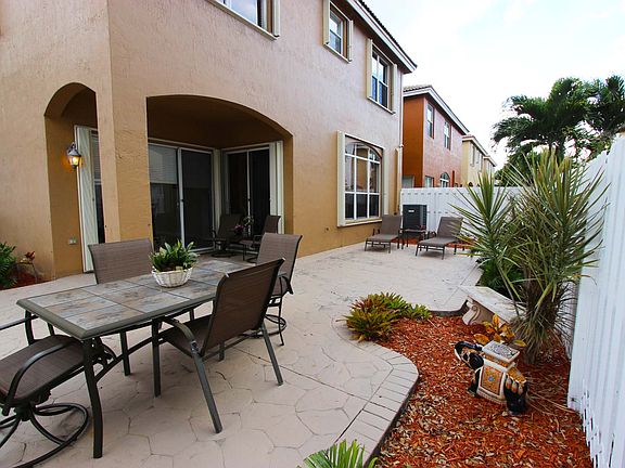 4th image of 3803 SW 49th Pl