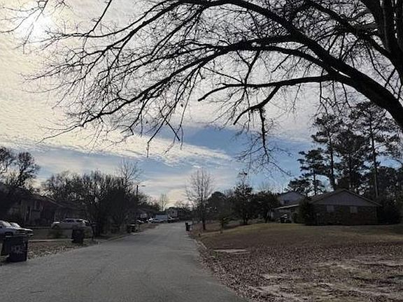 Exterior Neighborhood (street photo)
