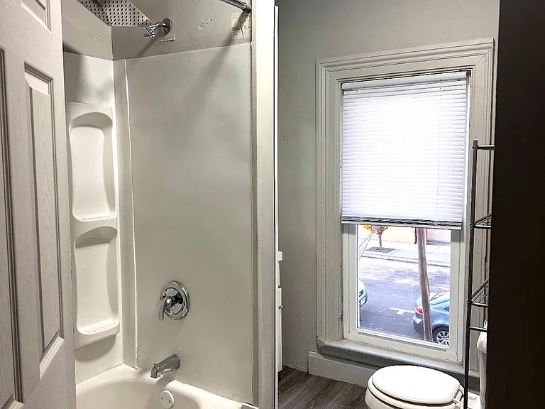 404 W 2nd St #3 — Photo 4