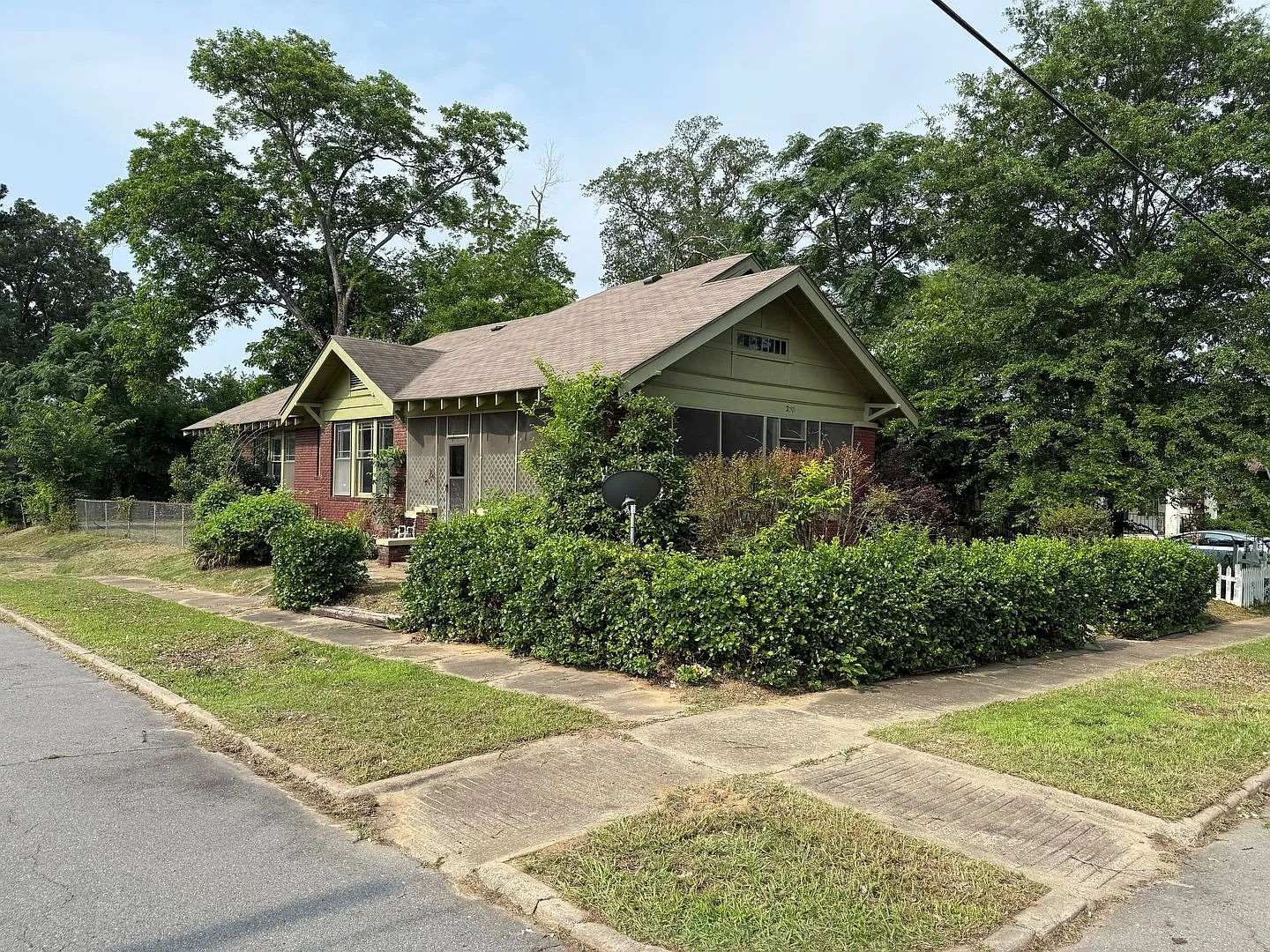 2301 W 17th St., Little Rock AR 72202 - Classic Character Large 3br 1ba w/den and separate dining... — Photo 1