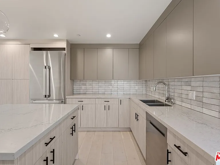 734 Indiana Ave — Photo 4