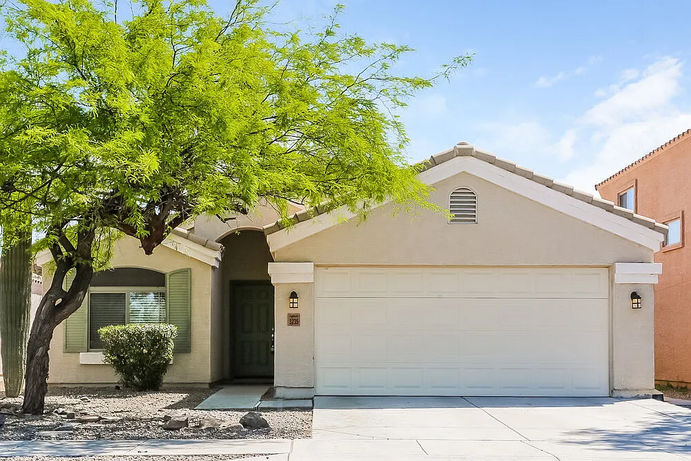 3 bed, 2.0 bath, 1601 sqft, $2,095 — Photo 1