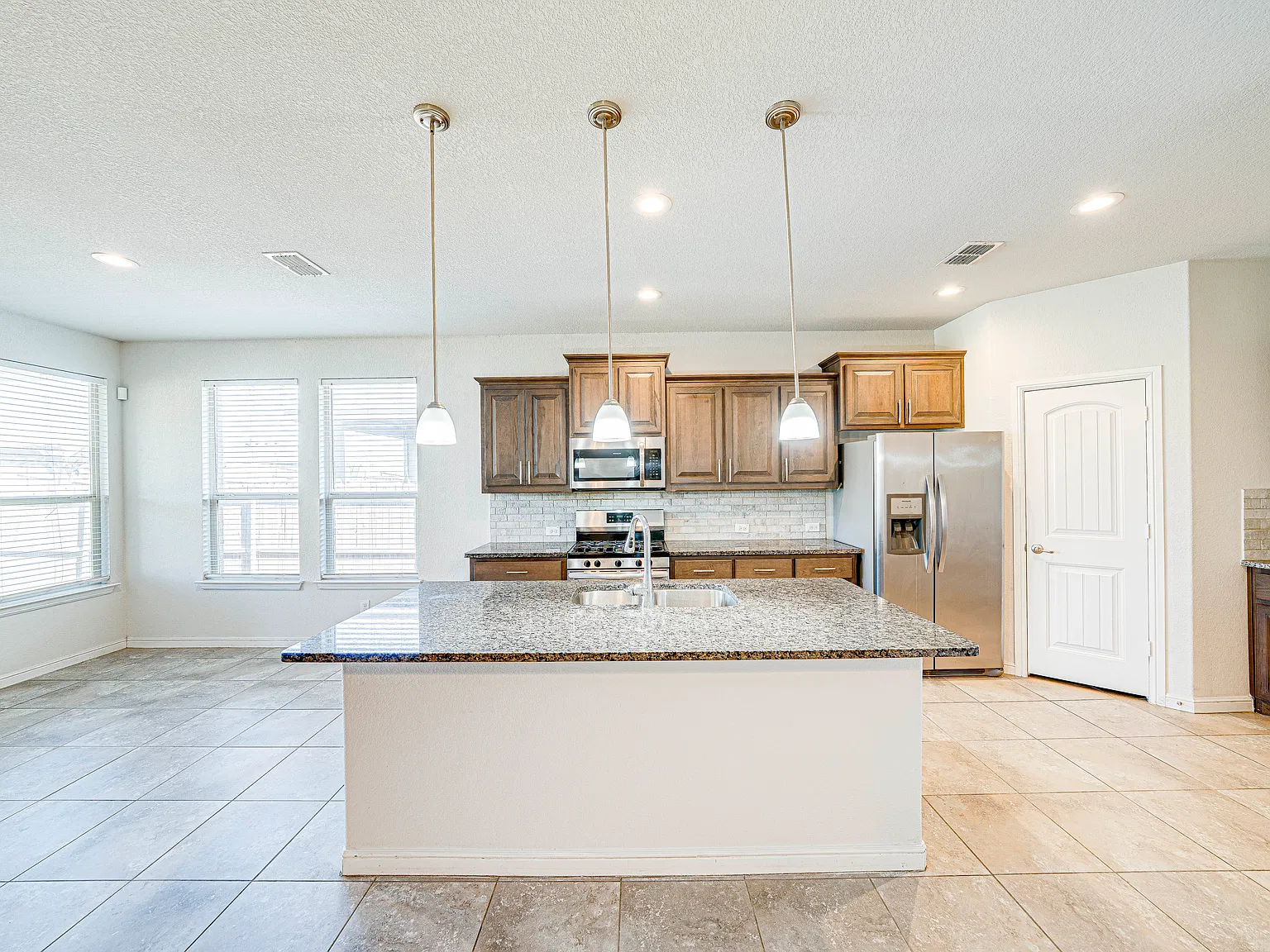 4 bed, 1809 sqft, $2,295 — Photo 3