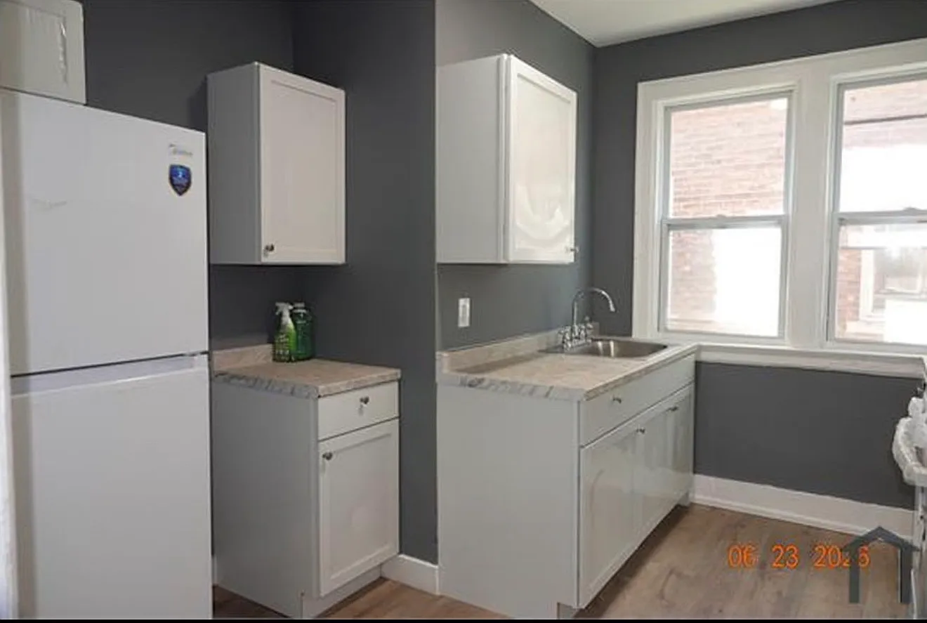 3 bed, 1100 sqft, $1,200 — Photo 4