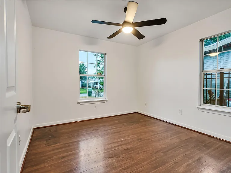 4930 Holloway Dr — Photo 32
