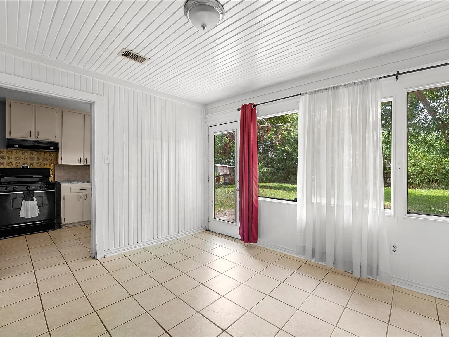 3 bed, 1.0 bath, 1296 sqft, $1,500 — Photo 4