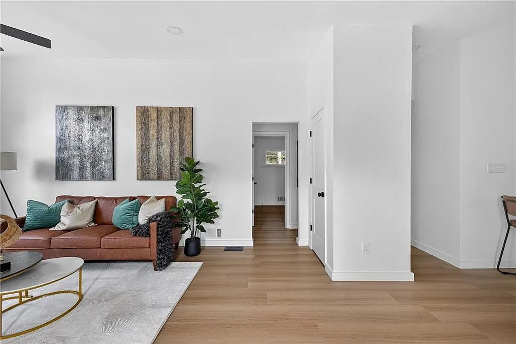 3 bed, 2.0 bath, 1134 sqft, $2,750 — Photo 2