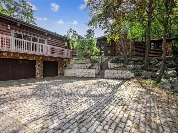 124 Deepwood Rd, Barrington, IL 60010