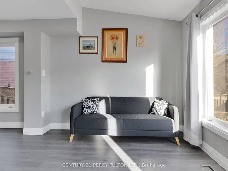 19 Odessa Cres — Photo 10