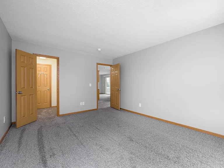 3953 & 3954 Mount Vernon Blvd — Photo 12