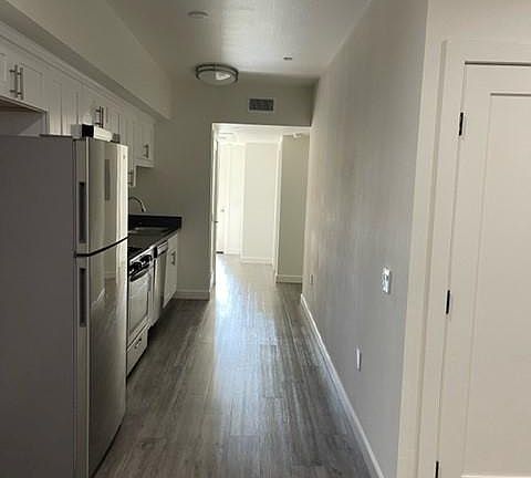 5th image of 12203 Moorpark St #207