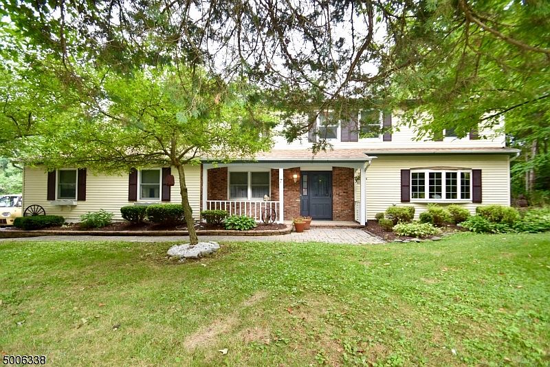 1st image of 7 Lauren Ln