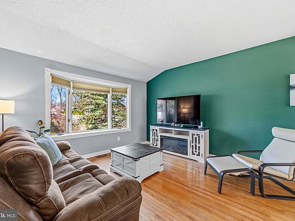 4th image of 140 Potter Ave