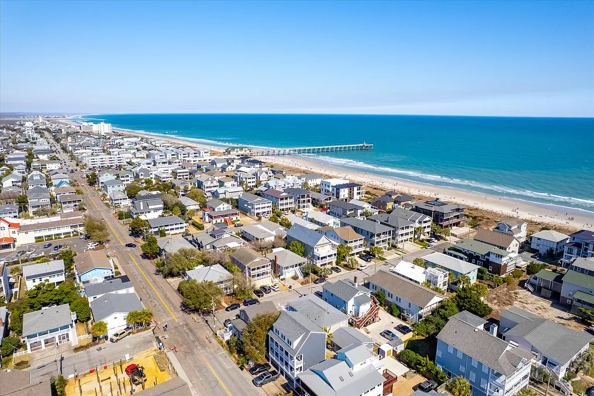 JOHNNY MERCER'S PIER - 4 Asheville St E #B