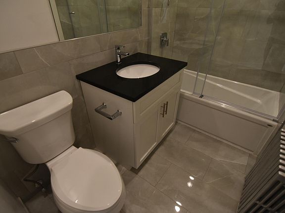 3rd image of 906 W Belmont Ave #2