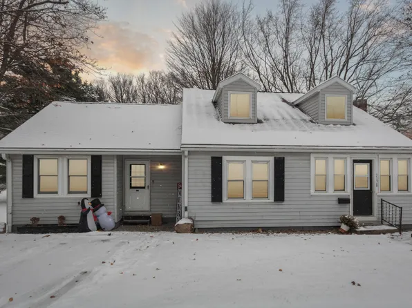 319 E Bacon St, Hillsdale, MI 49242
