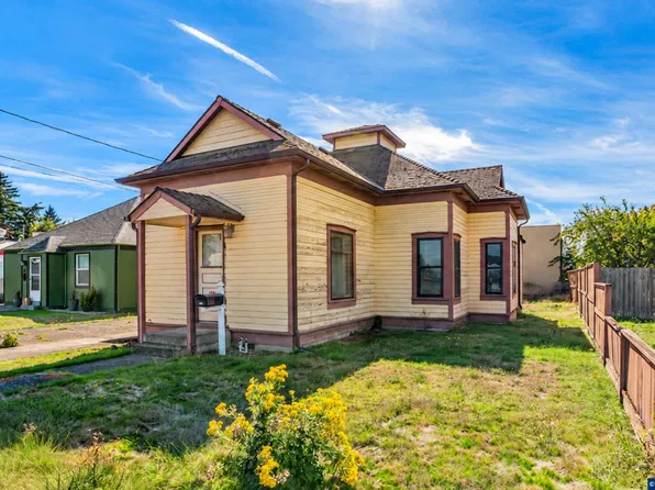 42 E St, Lebanon, OR 97355