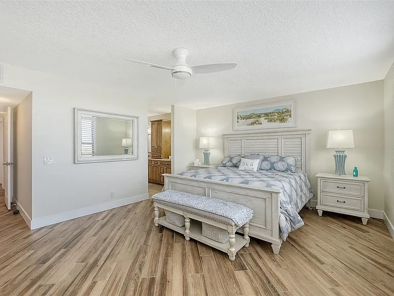 Bahia Del Mar Cir — Photo 15