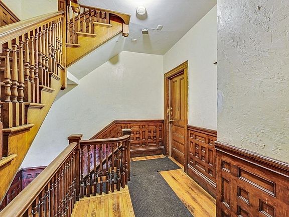 5th image of 472 Warren St