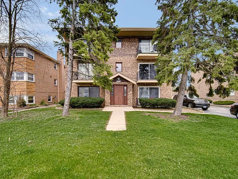 7525 Southwest Hwy #1W — Photo 1