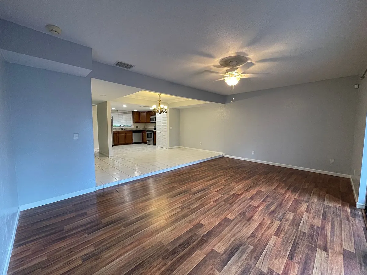 Building Photo - 710 Raymond Cir