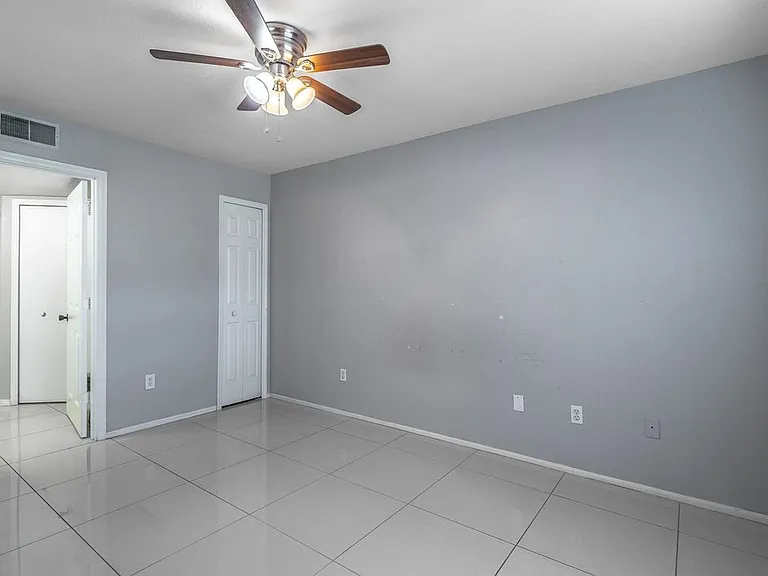 5124 Park Central Dr #517 — Photo 1