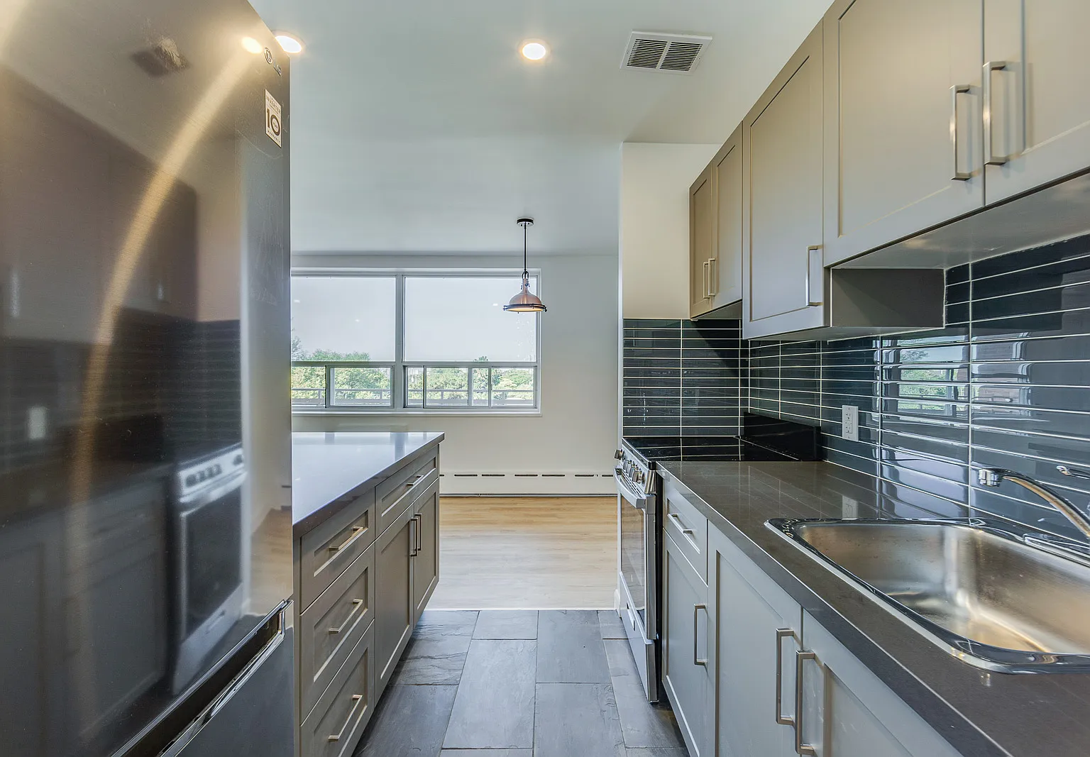 10 Elvaston Drive Toronto — Photo 4