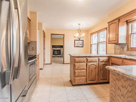 5th image of 403 Oak Valley Ct