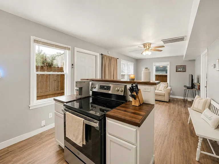 609 Sealy St #2 — Photo 3